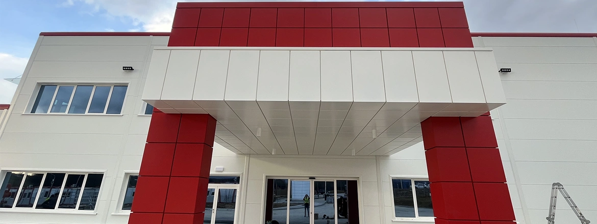 Budynek biało-czerwony