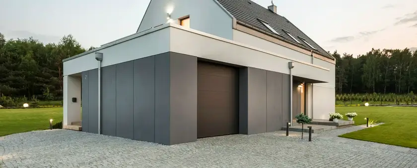 kasetony elewacyjne na&nbsp;budynku mieszkalnym